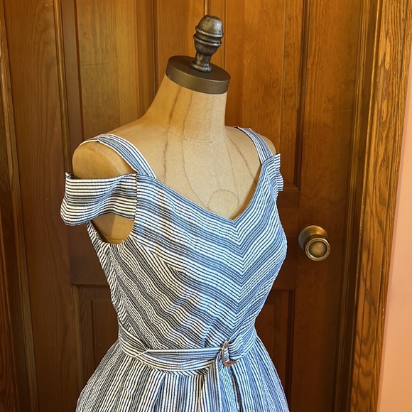 EUC WHBM  Blue & White Seersucker Dress Size 2 with pockets - Picture 3 of 14